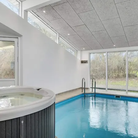 8 Person In Graested-by Traum