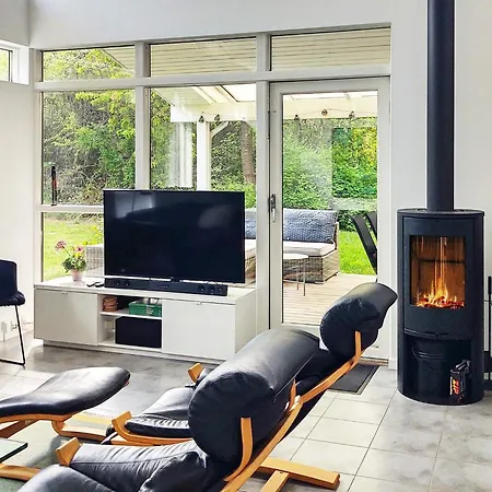 8 Person In Graested-by Traum