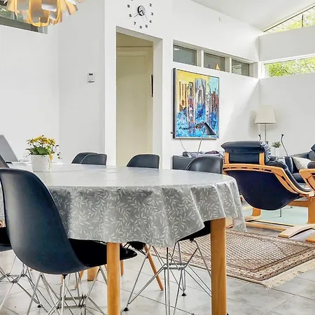 8 Person In Graested-by Traum *