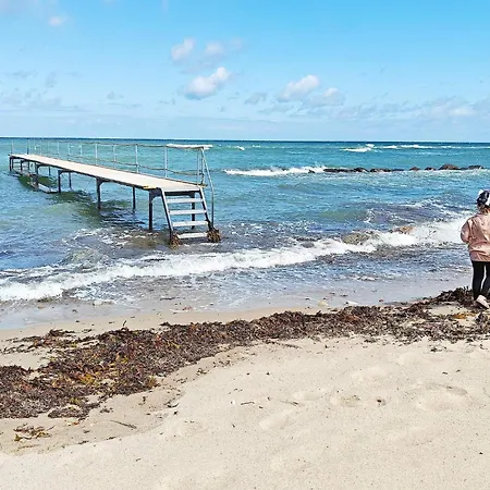 8 Person In Graested-by Traum