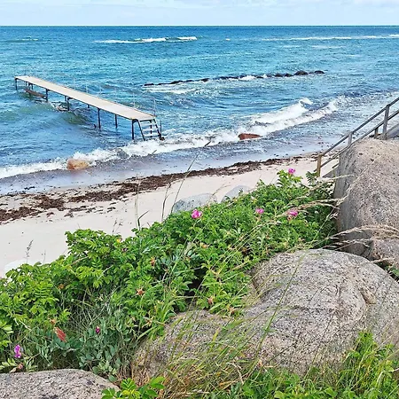 8 Person In Graested-by Traum